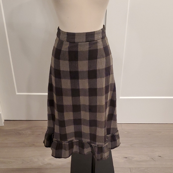 Disturbia women’s buffalo plaid A-Line Skirt Black &Gray W/Ruffle hem Size 2 EUC - Picture 3 of 8